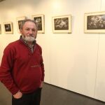 El fotógrafo gallego José López, Jolope, con varias de sus obras