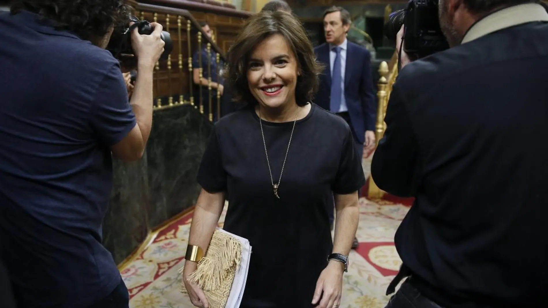 La vicepresidenta del Gobierno, Soraya Sáenz de Santamaría, a su llegada a la sesión de control al Gobierno, hoy en el Congreso de los Diputados