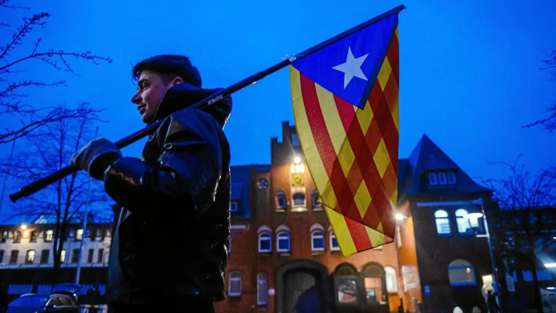 Un joven con una estelada a las puertas de la cárcel catalana donde está Puigdemont