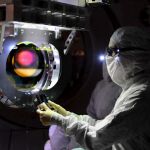 Un técnico en el Observatorio de Interferometría Láser de Ondas Gravitacionales (LIGO), que detectó las ondas gravitacionales