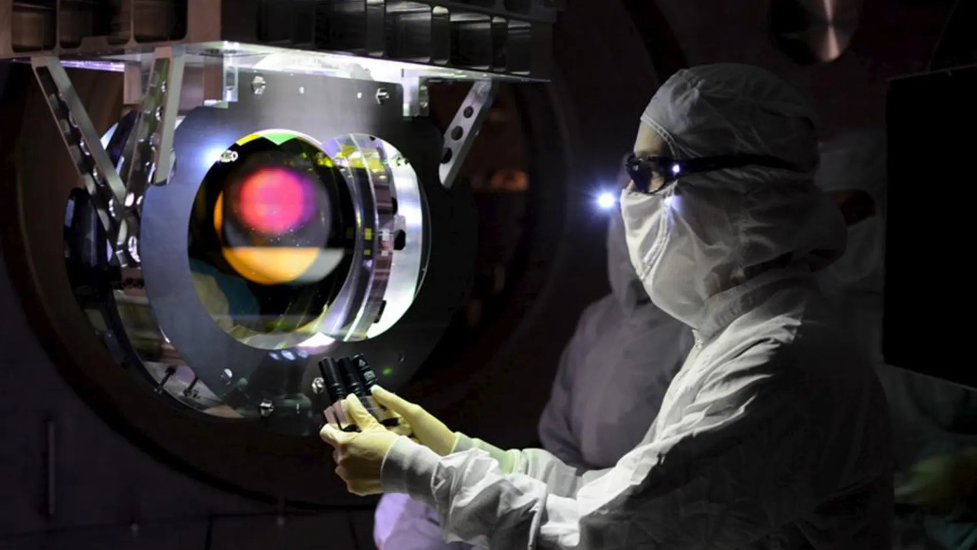 Un técnico en el Observatorio de Interferometría Láser de Ondas Gravitacionales (LIGO), que detectó las ondas gravitacionales
