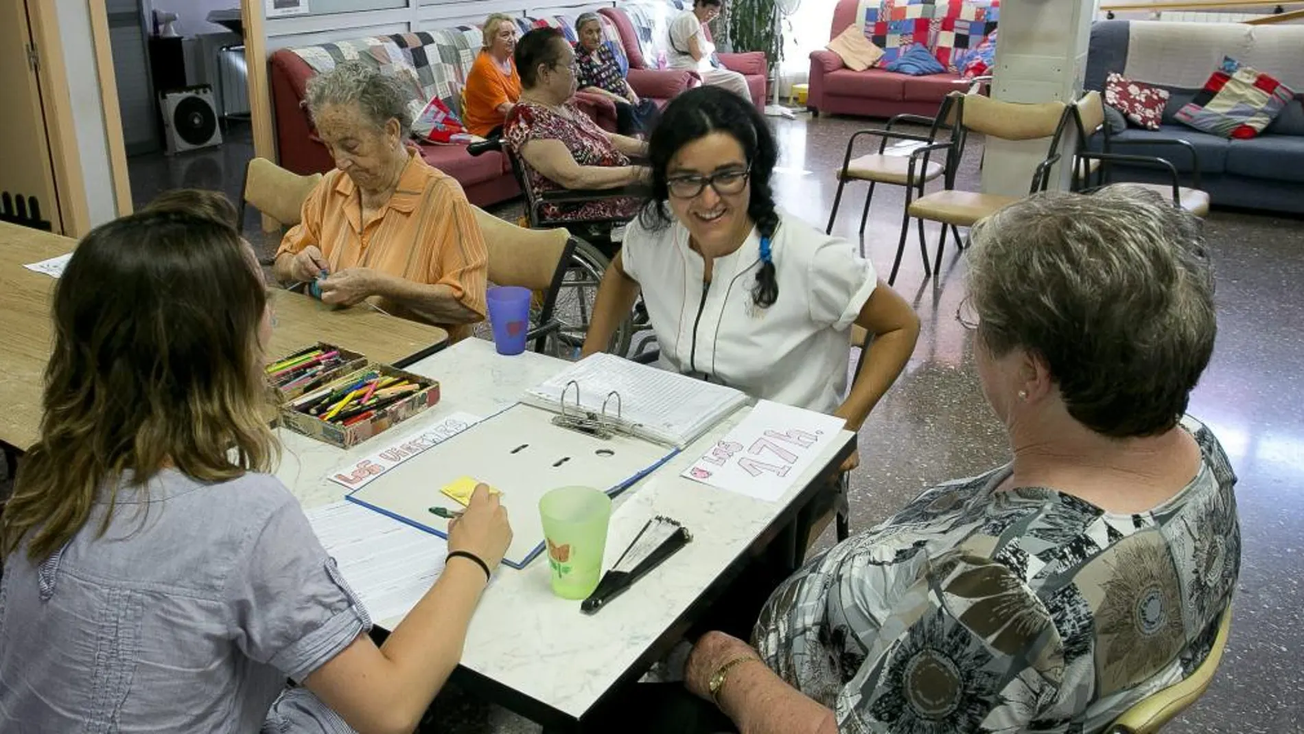 Las mujeres ingresan hasta tres años y medio más tarde que los hombres