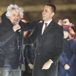 Beppe Grillo y Luigi Di Maio dieron imagen de unidad en el cierre de campaña del Movimiento 5 Estrellas en Roma, ayer