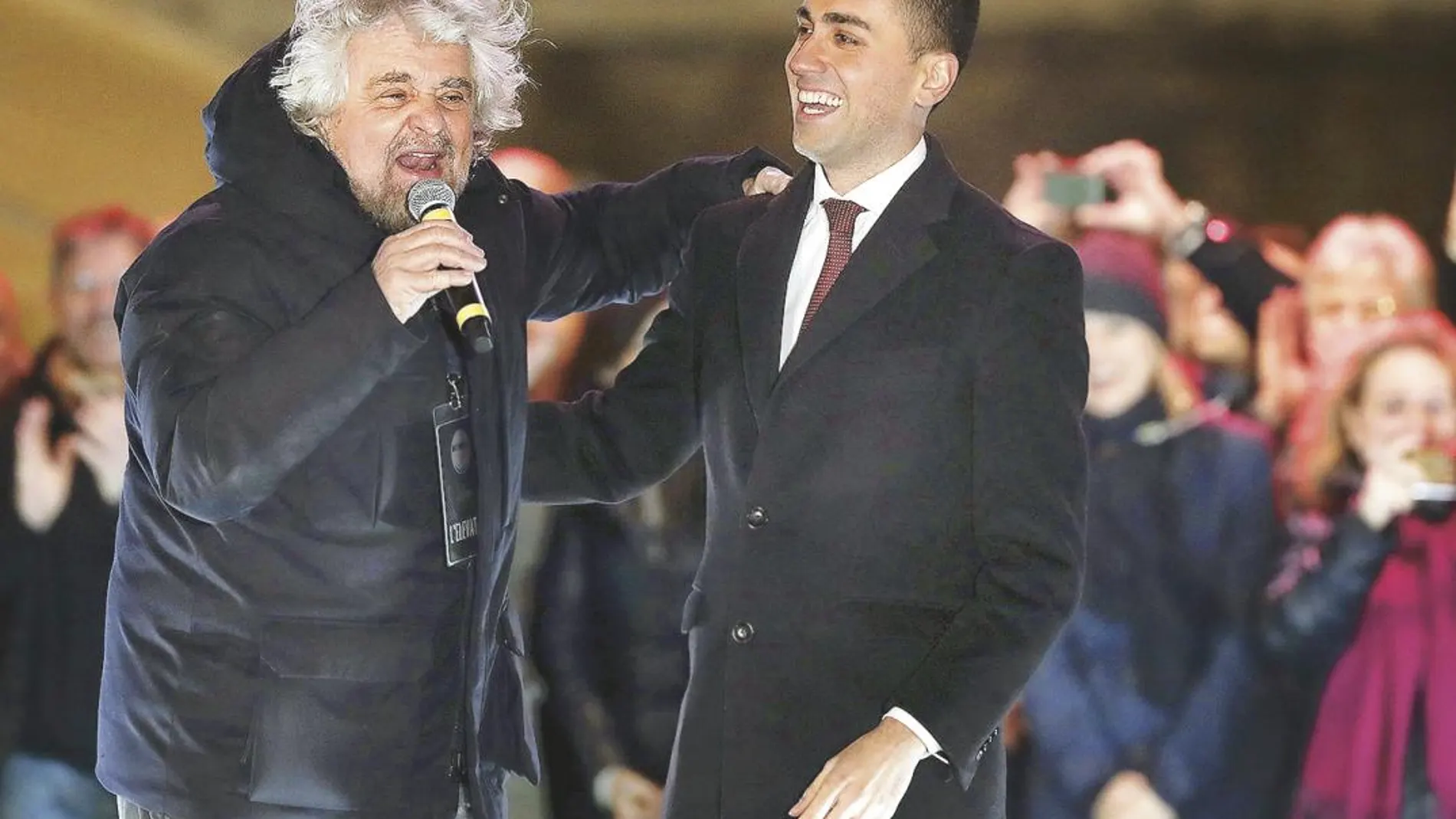 Beppe Grillo y Luigi Di Maio dieron imagen de unidad en el cierre de campaña del Movimiento 5 Estrellas en Roma, ayer