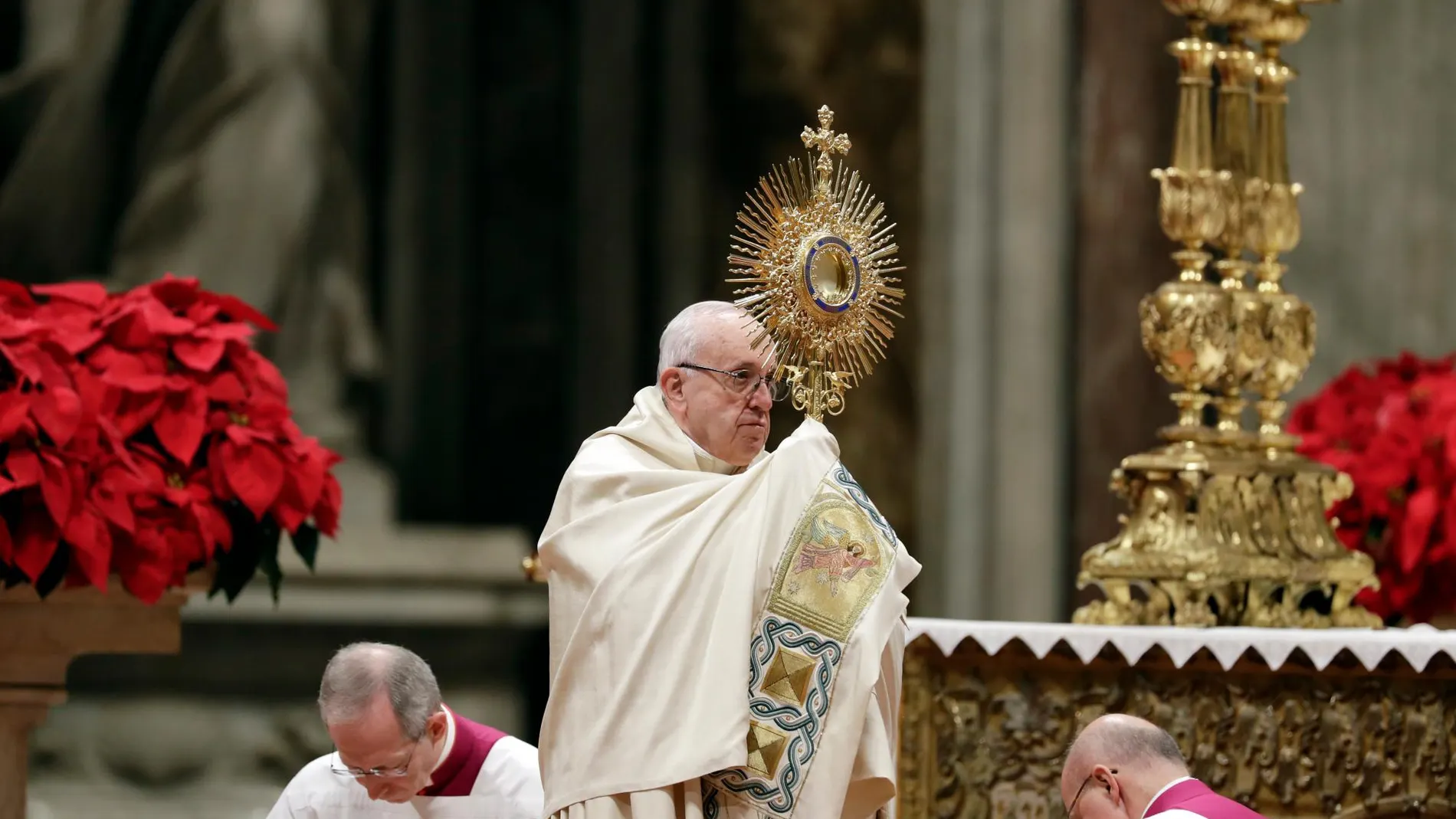 El Papa Francisco celebra misa hoy, 31 de diciembre, en la Basílica de San Pedro. (AP Photo/Andrew Medichini)