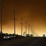 Un incendio fuera de control en California obliga a evacuar a 82.000 personas