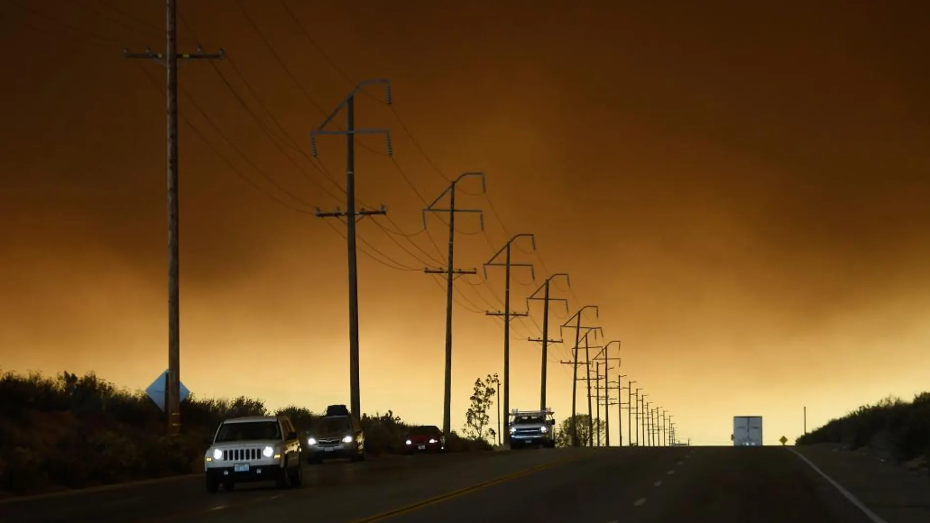 Un incendio fuera de control en California obliga a evacuar a 82.000 personas