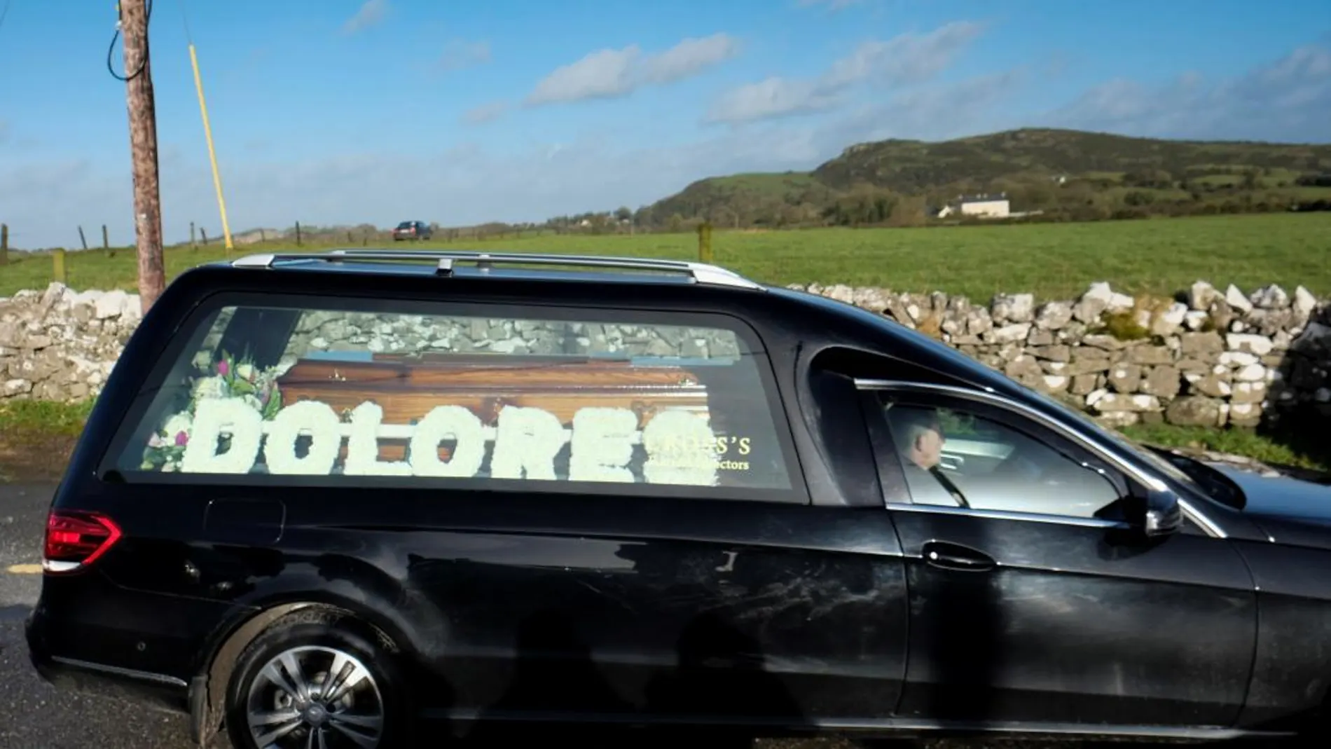Un coche fúnebre transporta el féretro de la cantante Dolores O'Riordan durante su funeral en la iglesia St. Ailbe, en Limerick (Irlanda)