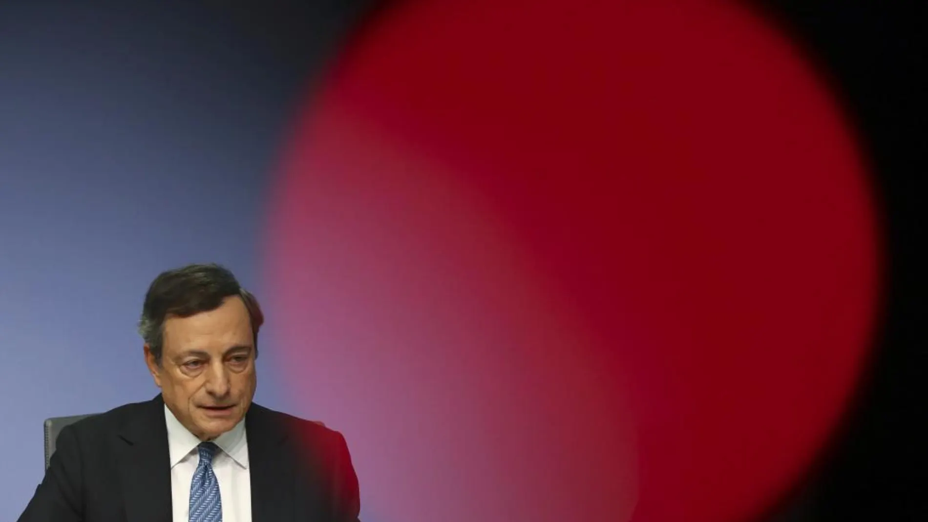 El presidente del BCE, Mario Draghi se dirige a los medios tras la reunión del Consejo de la entidad.