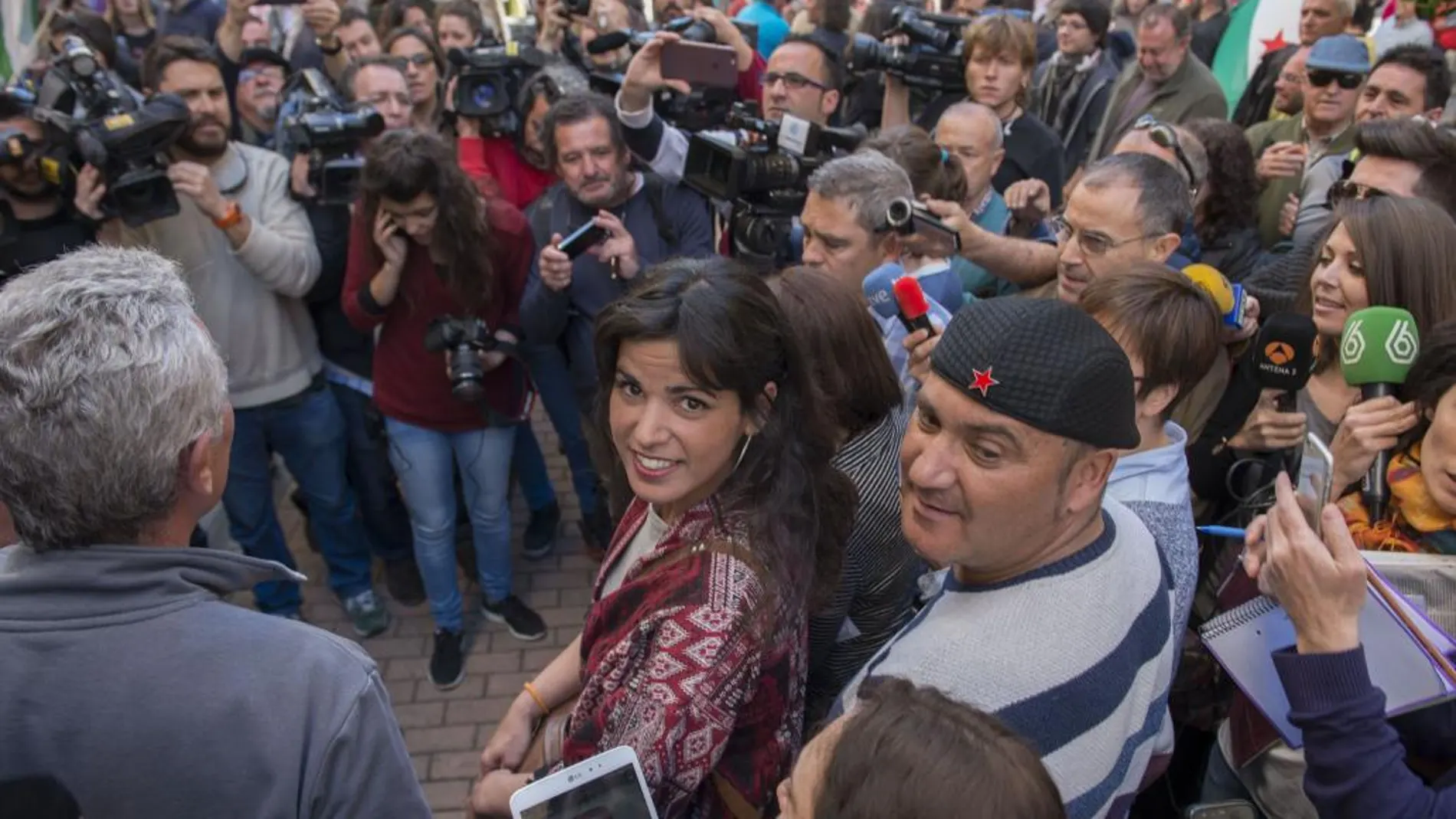 Andrés Bódalo junto a la secretaria general de Podemos en Andalucía, Teresa Rodríguez antes de ingresar en prisión