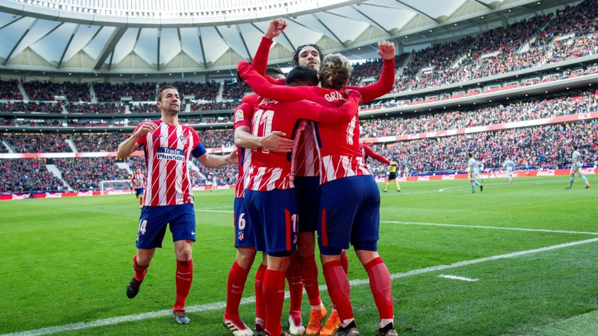 Los jugadores del Atlético de Madrid celebran el tercer gol marcado contra el Celta de Vigo