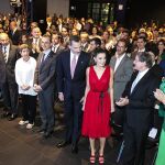 Don Felipe y Doña Letizia a su llegada a la entrega de los premios