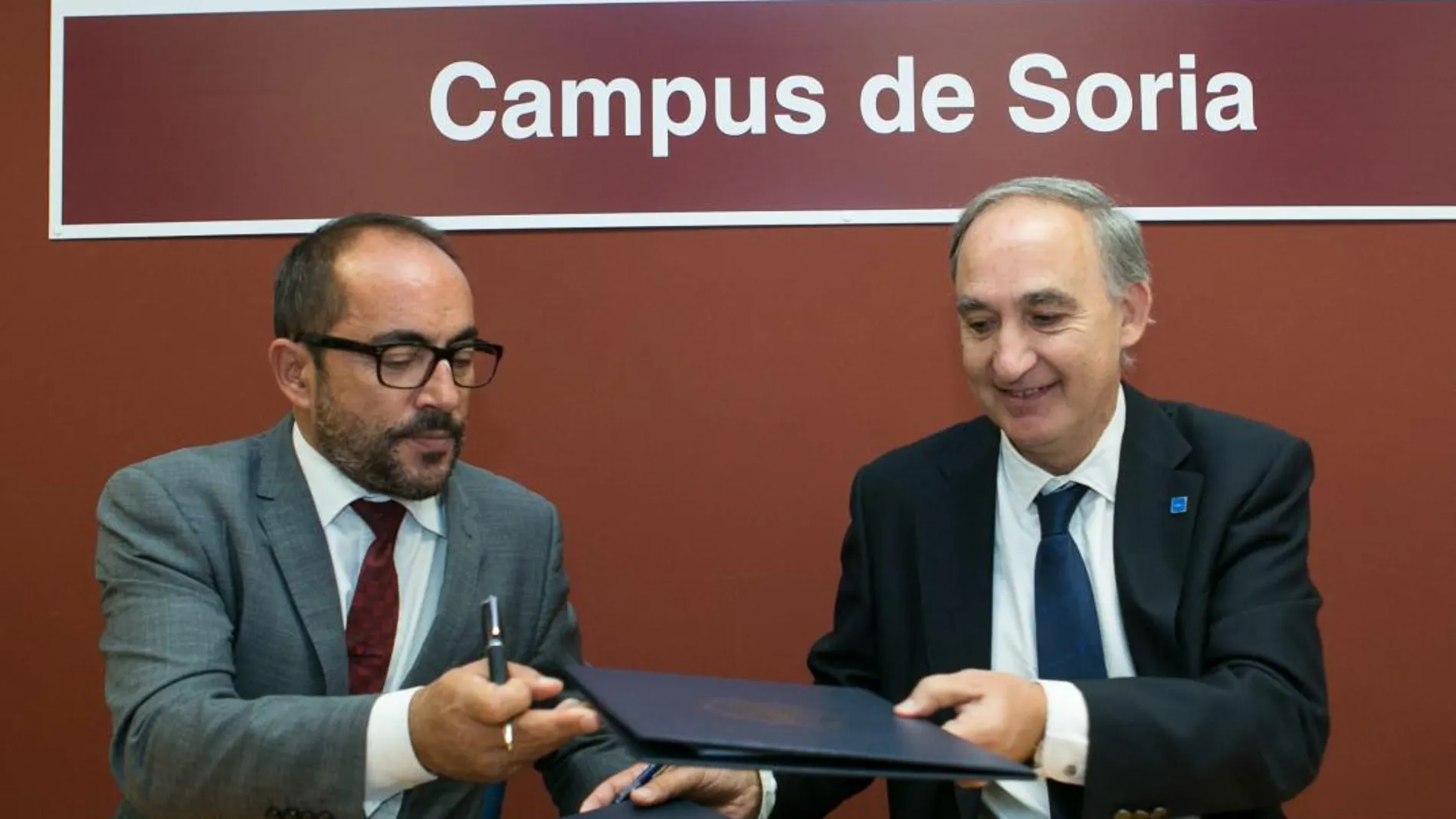 El rector Antonio Largo, y el presidente de la Diputación de Soria, Luis Rey, firman el acuerdo