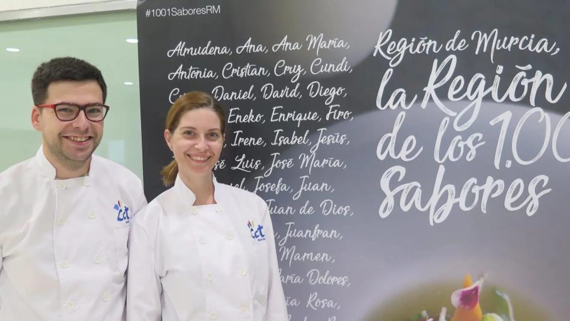 Los estudiantes del Centro de Cualificación Turística, Leticia Ruiz y Antonio Reyes, que inician hoy su participación en la Cumbre Internacional
