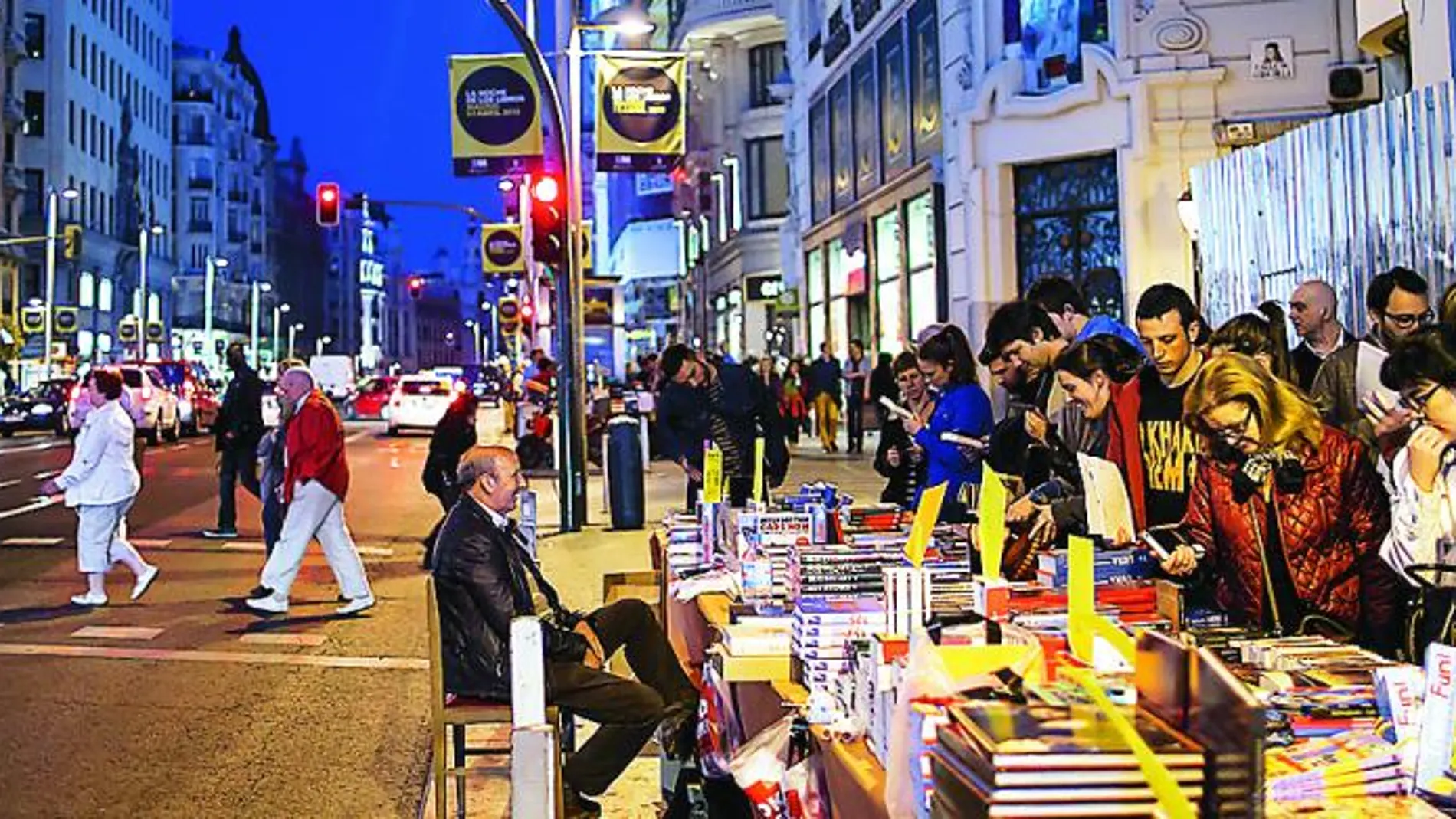 Madrileños y turistas disfrutaron ayer de una jornada de libros en la calle