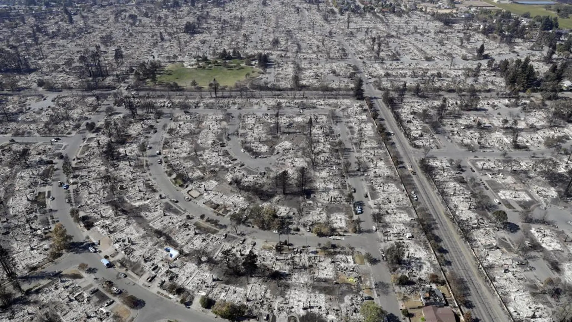 Imagen aérea de la devastación dejada por el fuego en el barrio de Coffey Park, en California. Ap