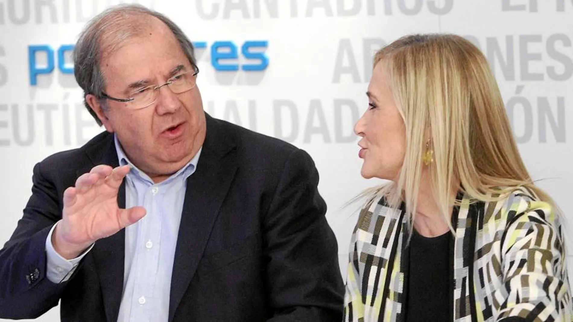 El presidente Juan Vicente Herrera conversa con Cristina Cifuentes en el Comité Ejecutivo Nacional del PP