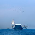Fragatas y aviones de combate chinos en el mar de China Meridional/Reuters
