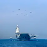 Fragatas y aviones de combate chinos en el mar de China Meridional/Reuters