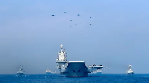 Fragatas y aviones de combate chinos en el mar de China Meridional/Reuters
