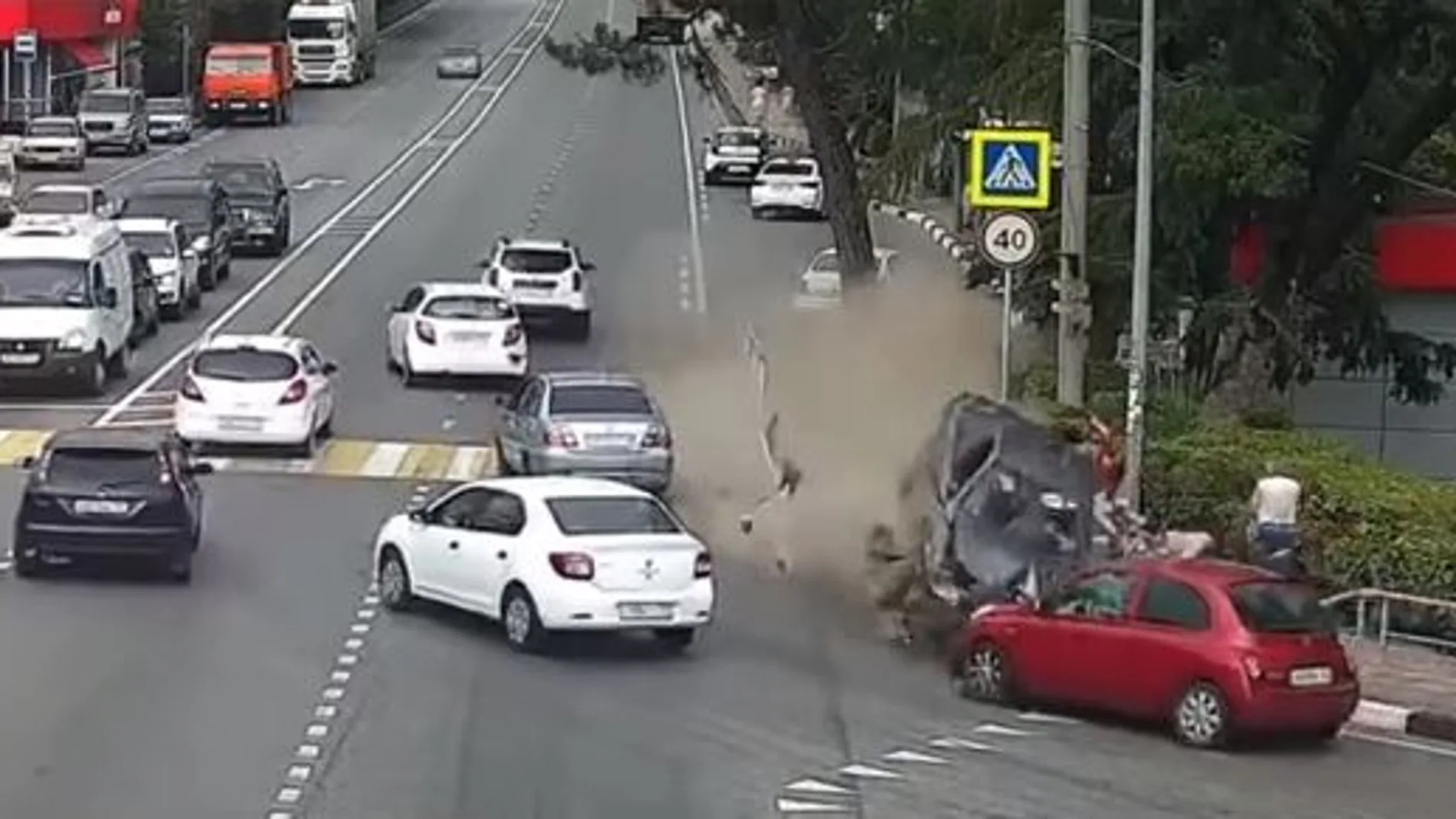 Captura del momento en que el vehículo atropella brutalmente a seis personas en Sochi / YouTube