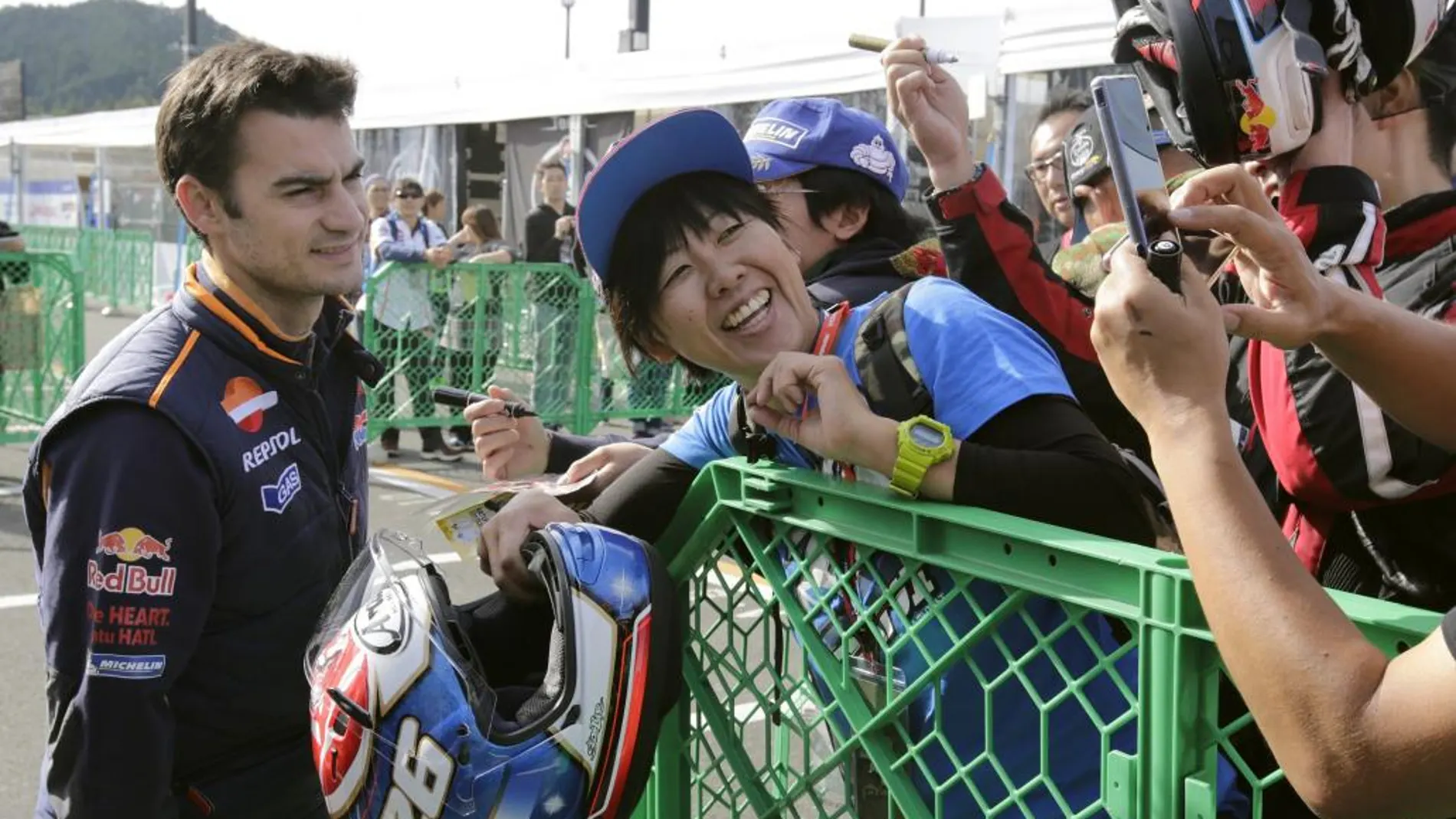 El piloto español de MotoGP del equipo Repsol Honda Dani Pedrosa posa con fans a su llegada al circuito.