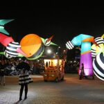 Cerca de 8.000 personas participaron ayer en el pasacalles luminoso de Madrid Río