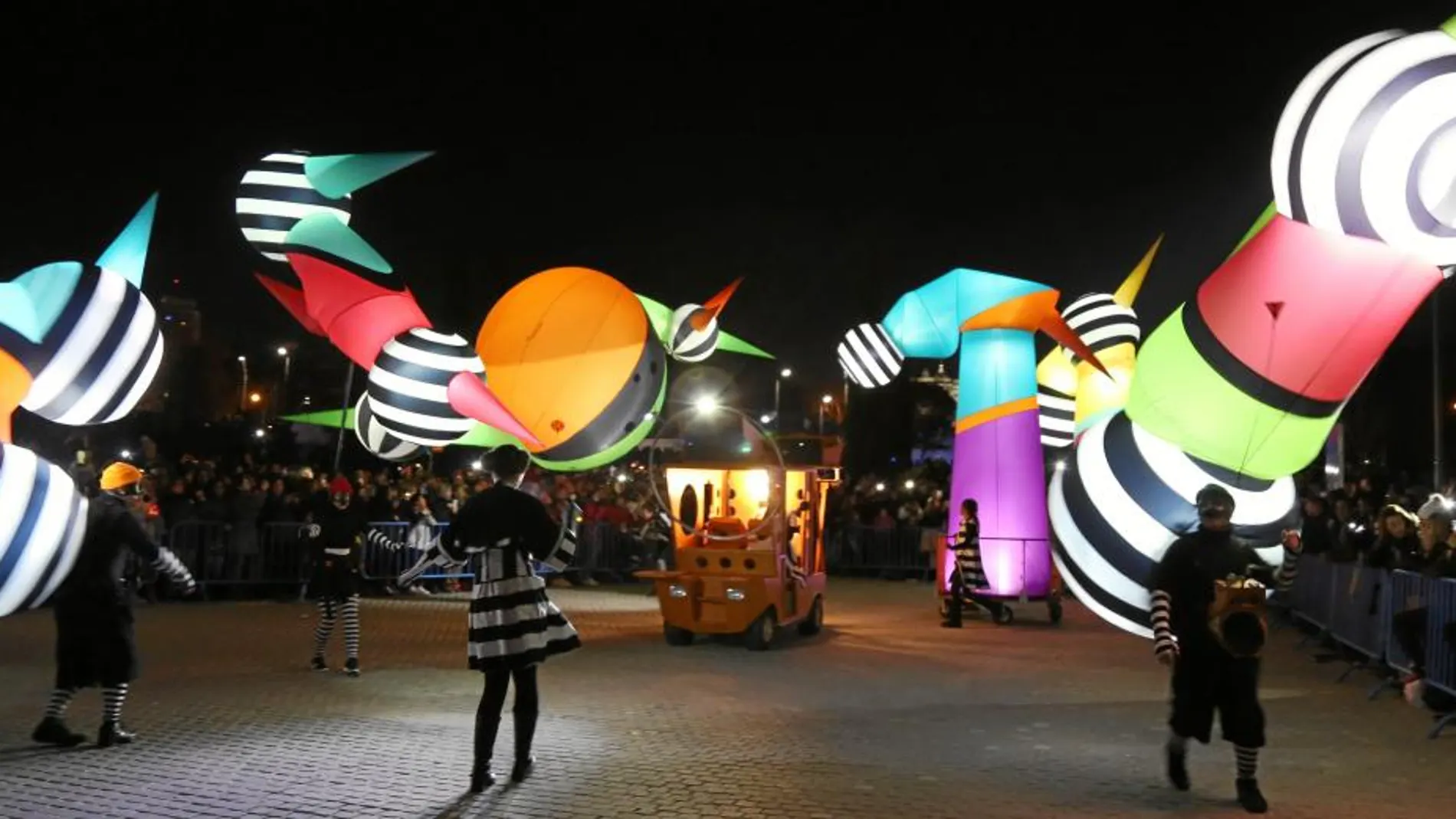 Cerca de 8.000 personas participaron ayer en el pasacalles luminoso de Madrid Río