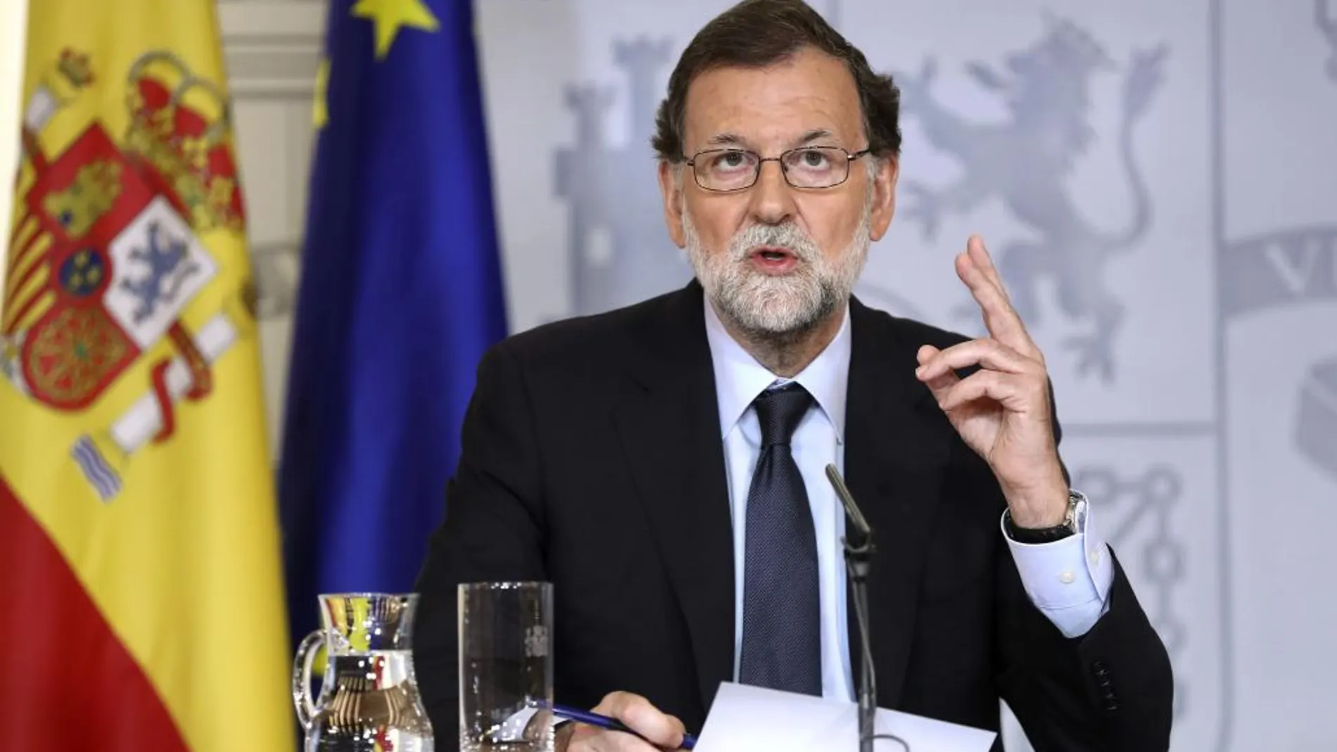 El presidente del Gobierno, Mariano Rajoy, durante la rueda de prensa tras la reunión del Consejo de Ministros en la que ha asegurado que la investigación abierta a raíz de los atentados de Barcelona y de Cambrills "sigue abierta y durará tiempo"