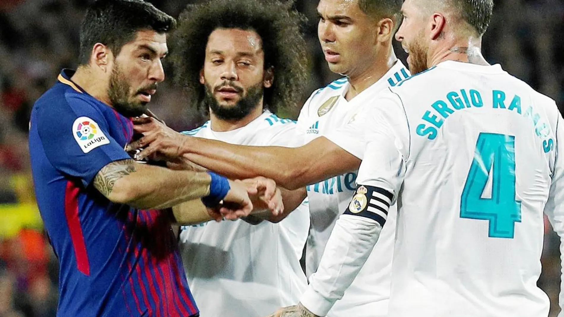 Discusiones continuas. Luis Suárez, Marcelo, Casemiro y Sergio Ramos, en uno de los muchos lances del encuentro de ayer / Reuters