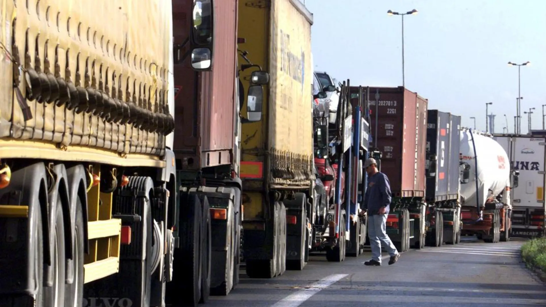 Francia prepara un impuesto para los camiones que circulan por sus carreteras