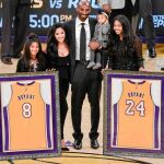 Kobe Bryant y su familia, en la ceremonia de retirada de las dos camisetas