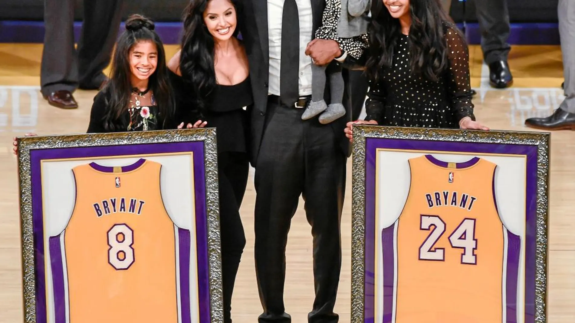 Kobe Bryant y su familia, en la ceremonia de retirada de las dos camisetas