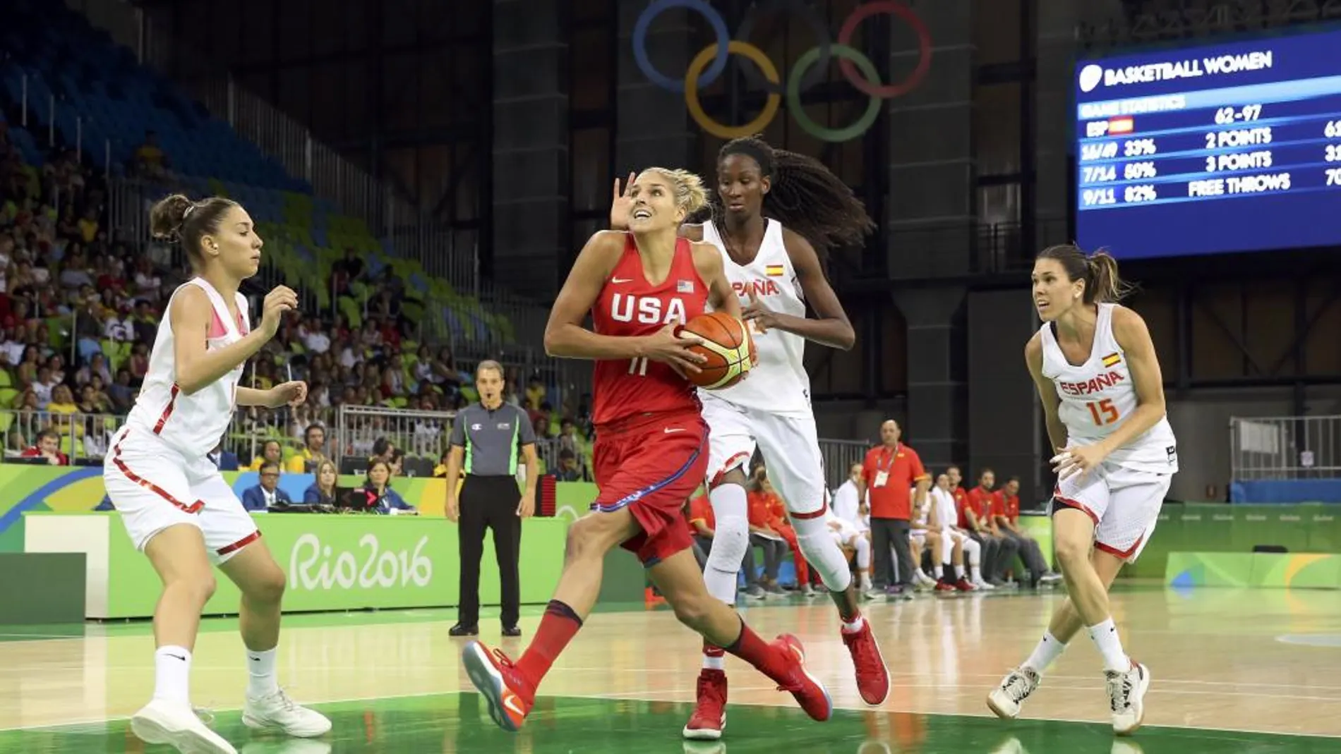 2Marta Xargay y Elena Delle Donneluchan por un balón