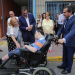 El presidente de la Fundación Cajasol y el director territorial de CaixaBank en Andalucía Occidental, junto miembros de Mater et Magistra