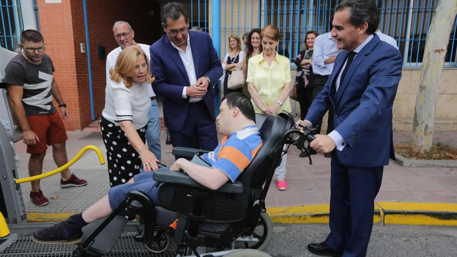 El presidente de la Fundación Cajasol y el director territorial de CaixaBank en Andalucía Occidental, junto miembros de Mater et Magistra