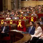 El presidente de la Generalitat, Quim Torra (2i), observa la intervención del diputado de C's Carlos Carrizosa (d) durante el pleno del Parlament. EFE/Quique García