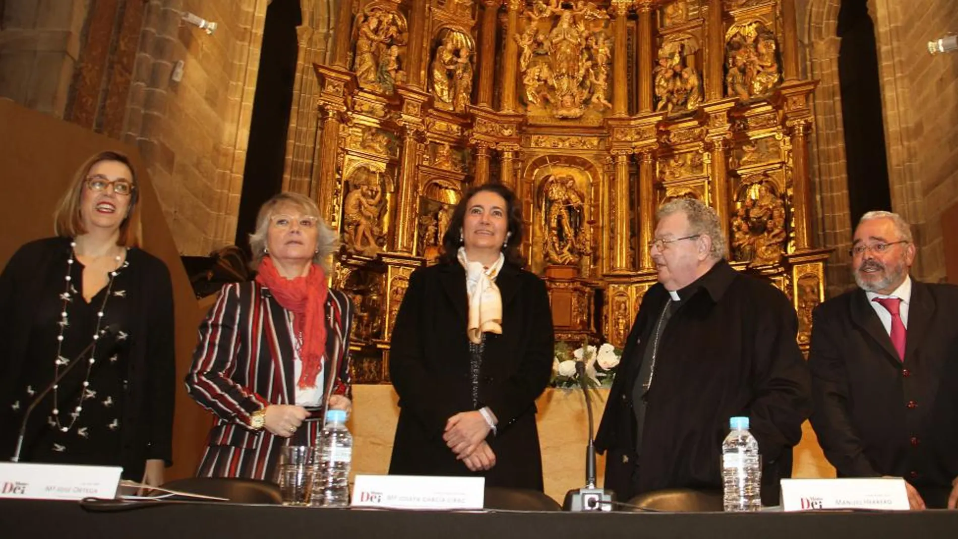 De izq. a dcha., la presidenta de la Diputación, Ángeles Armisén; la alcaldesa de Aguilar de Campoo, María José Ortega; la consejera María Josefa García Cirac; el obispo de Palencia, Manuel Herrero; y el presidente de la Fundación Gonzalo Jiménez