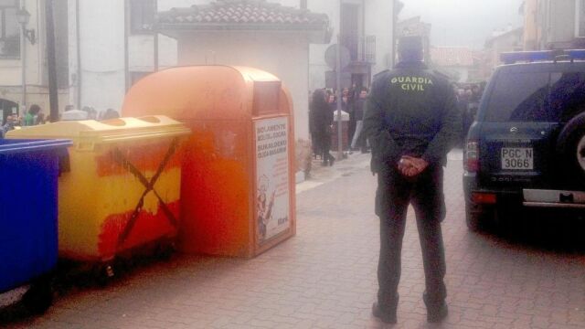 Un guardia civil vigila ayer la manifestación de los radicales que pedían que fueran expulsados del pueblo