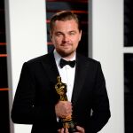 El actor Leonardo DiCaprio con la estatuilla a Mejor Actor por su interpretación en «El renacido»