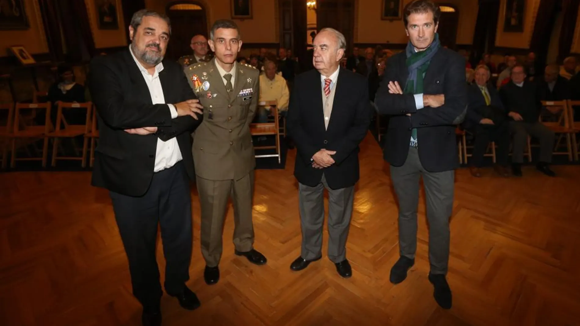 Varela Ortega con el director del Aula, Fernando Conde; el de El Norte, Carlos Aganzo, y el coronel primero de la Academia de Caballería, Santiago Aguado