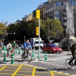 Uno de los nuevos carriles bici en la plaza del CInc d’Oros