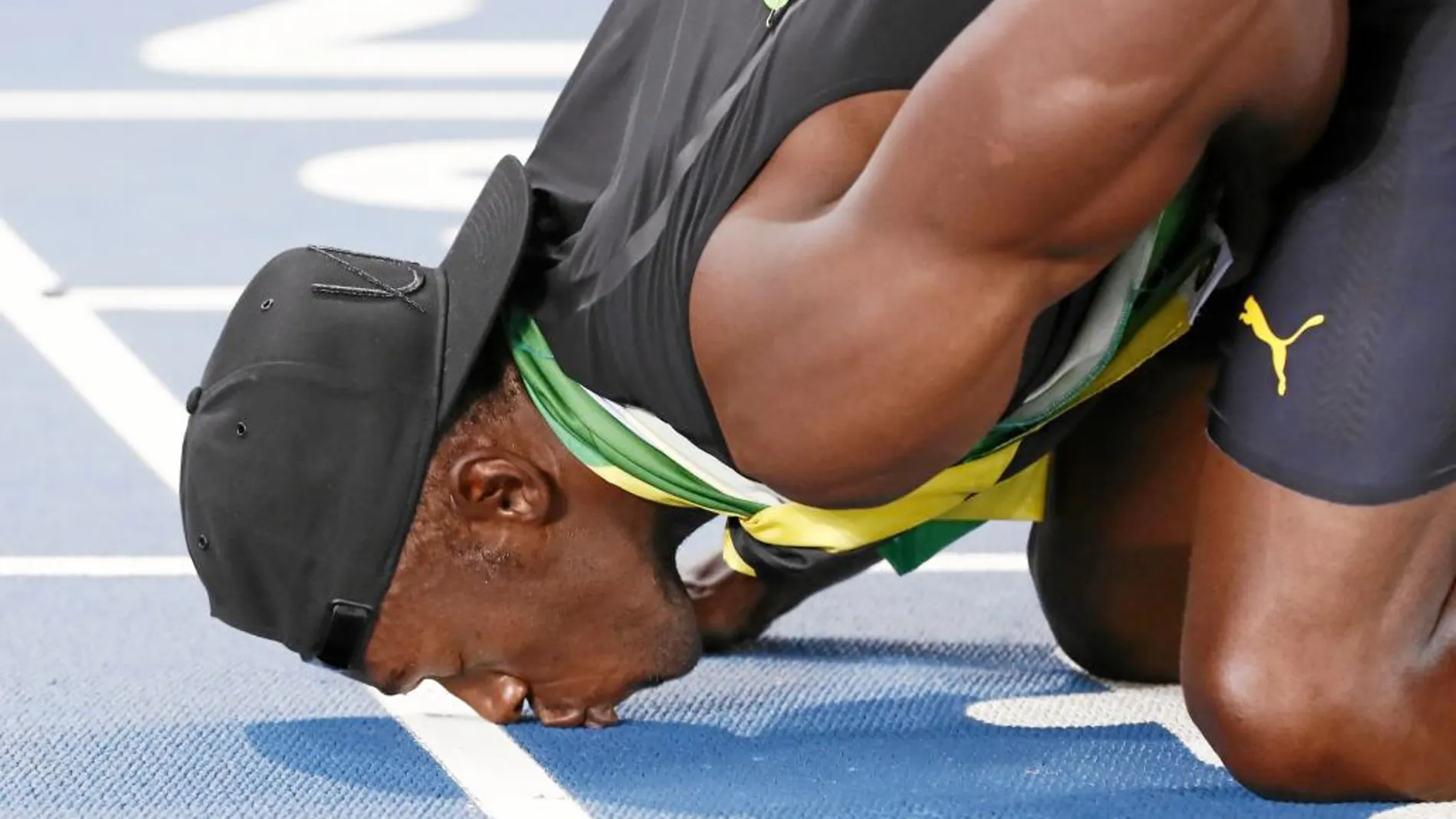 Bolt corrió en los 4x100 de Río su última final olímpica. A Tokyo 2020 no llegará y se despidió besando la pista brasileña