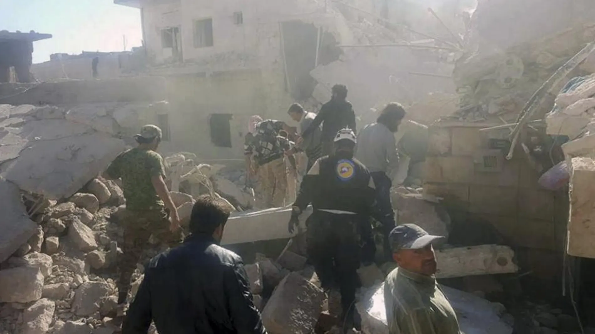 La Defensa Civil buscan víctimas entre los escombros de un edificio en la ciudad de Darat Izza, en el oeste de Alepo