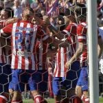 Los jugadores del Atlético Madrid celebran uno de los goles que Diego Costa marcó al Celta de Vigo durante el partido de la Liga