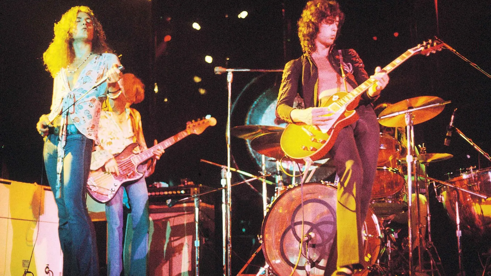 Robert Plant, John Paul Jones, Jimmy Page y John Bonham durante un concierto