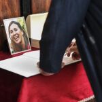 Un hombre firma en el libro de condolencias durante el funeral de María Villar.