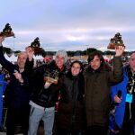 Los galardonados con los Pingüinos de oro 2018 posan con sus trofeos con sus trofeos. De izquierda a derecha: un representante del circuito valenciano Ricardo Tormo, el campeón del mundo de Moto3, Joan Mir; la primera mujer en ganar una prueba del Campeonato Mundial de Superbike, Ana Carrasco; y Gelete Nieto, hijo del campeón