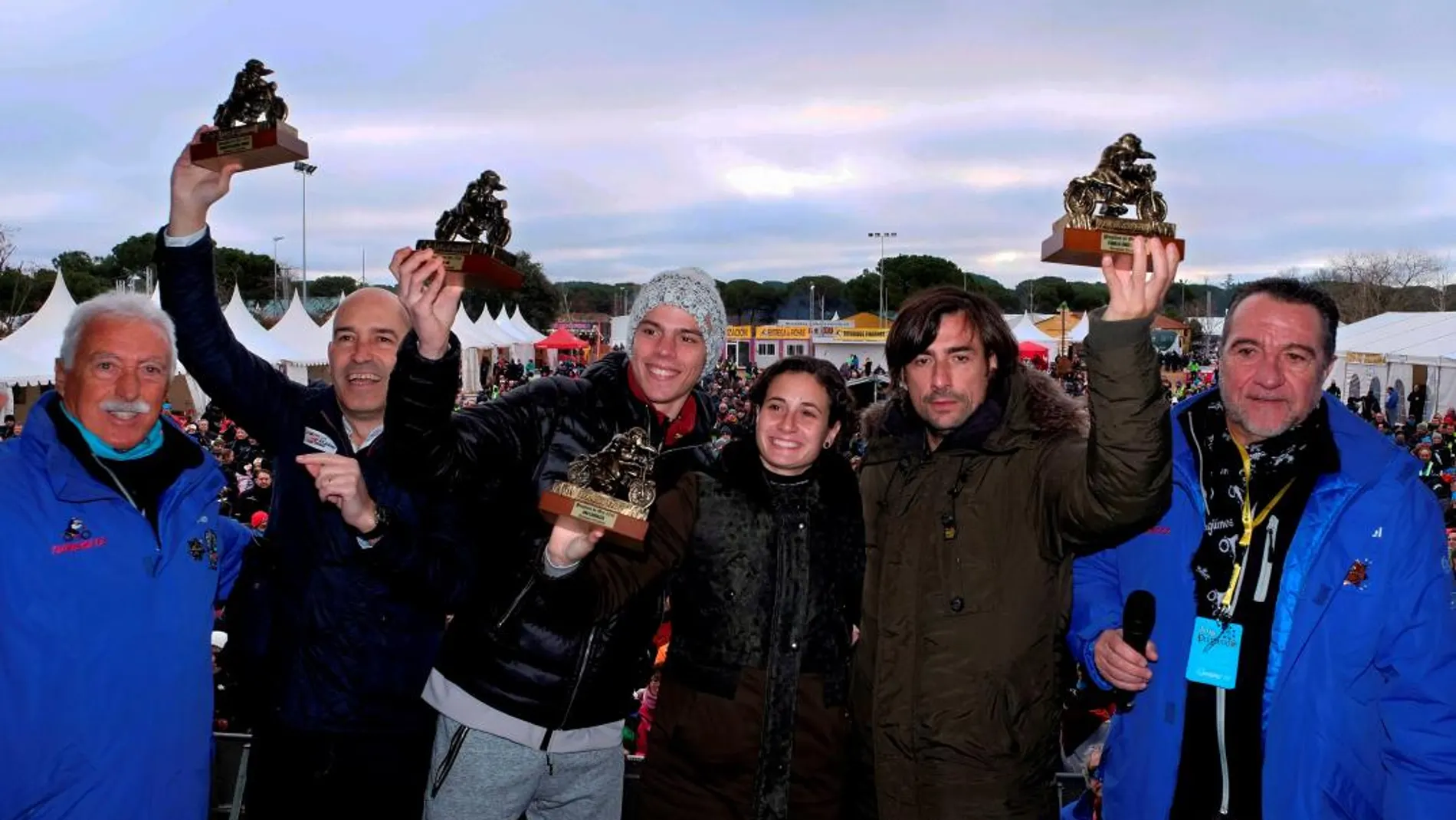 Los galardonados con los Pingüinos de oro 2018 posan con sus trofeos con sus trofeos. De izquierda a derecha: un representante del circuito valenciano Ricardo Tormo, el campeón del mundo de Moto3, Joan Mir; la primera mujer en ganar una prueba del Campeonato Mundial de Superbike, Ana Carrasco; y Gelete Nieto, hijo del campeón
