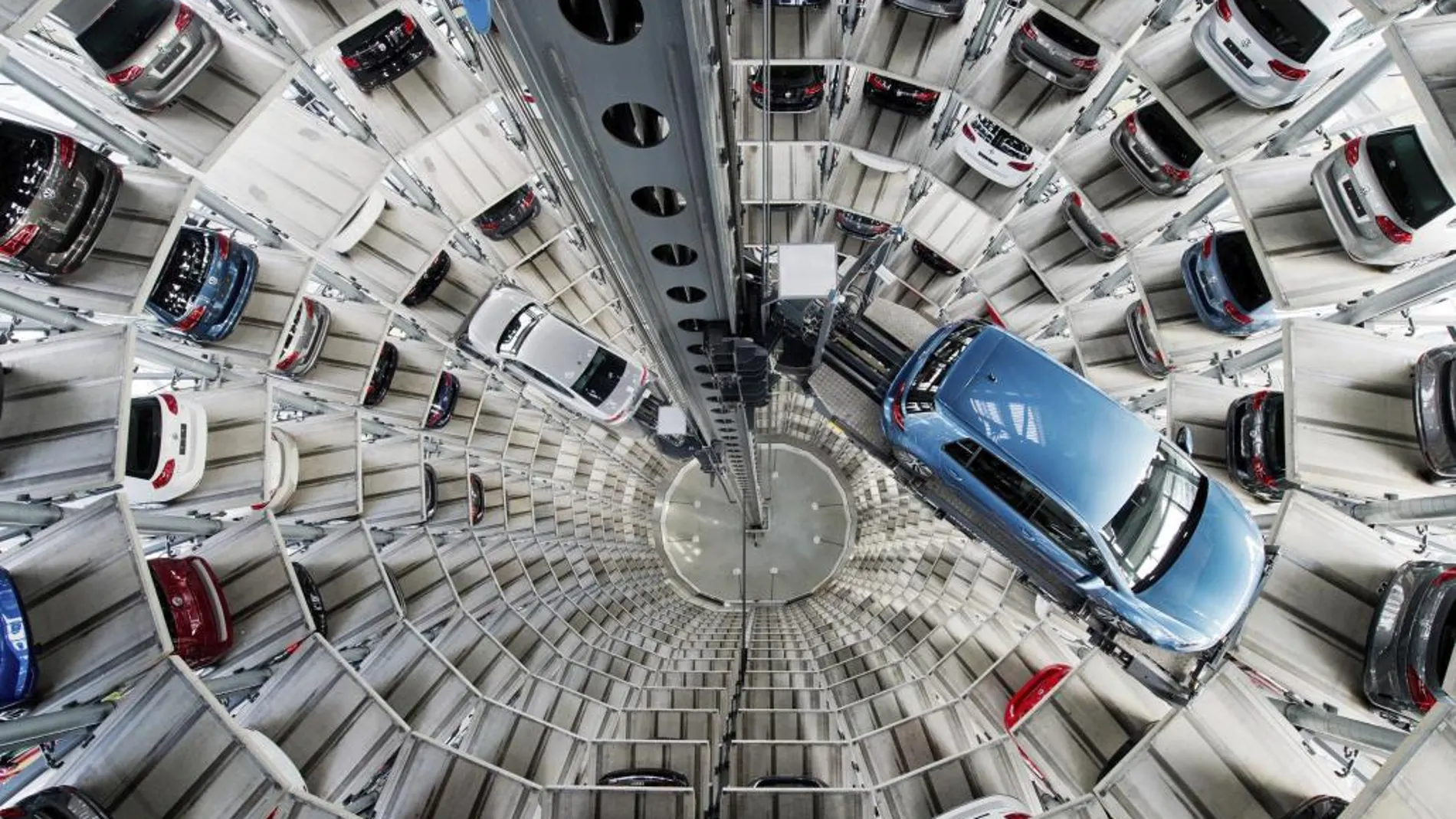 Visión cenital de varios coches Volkswagen (VW) aparcados en una torre de la planta de VW en Wolfsburgo, Alemania, en abril del año pasado